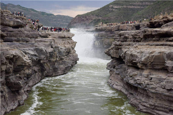 黄河水奇迹变清 壶口瀑布现"清流飞瀑"