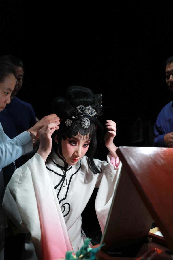 5月15日,在德国威斯巴登歌剧院,演员徐孟珂在京剧《浮士德》中