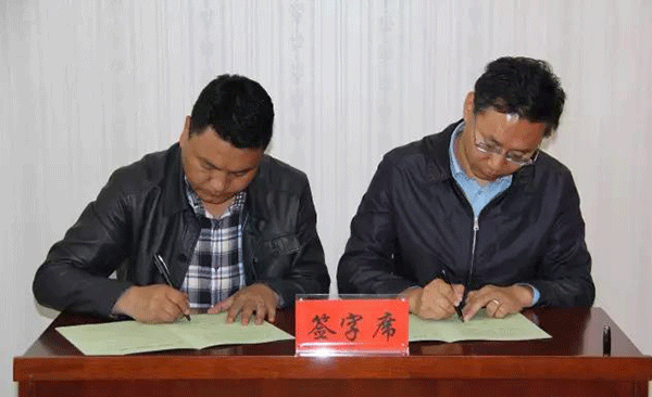 政府向县委,县政府递交2017年脱贫攻坚承诺书,县政府县长桑本与各乡镇