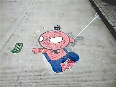 创意涂鸦 井盖换装惹人赞