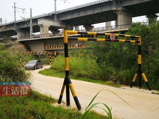 记者站在东侧拍摄到的3座限高架的限高分别为3米,2.3米,3.8米.