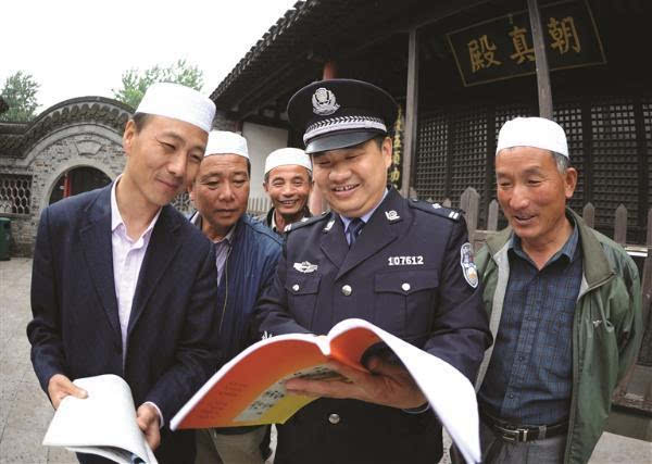 派出所所长刘玉山回乡百姓称他为警察老表