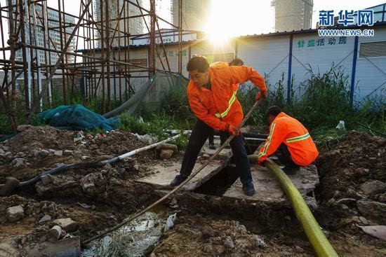 探访淮安掏粪工的一天:5点半开始清理化粪池