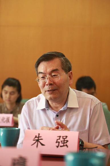 朱强馆长发言说:千黛女士有才华有热爱,坚持笔耕不辍.