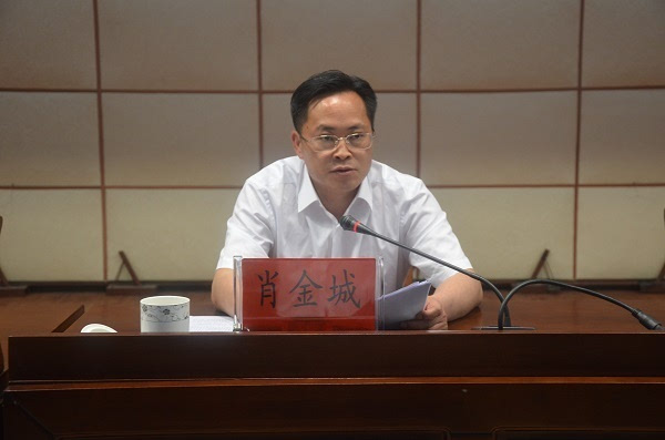 会上,县人民政府副县长谢建梅同志总结分析全县卫生与健康和计生工作