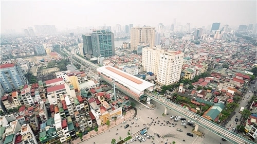 图为俯瞰河内吉灵—河东线城铁罗溪站.