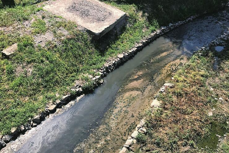 窯頭大溝河道內汙水橫流氣味刺鼻