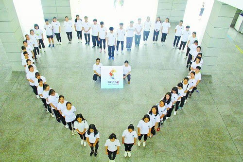 厦门医学院学子参加"我和金砖有个约"活动,摆造型合照.(网络图)