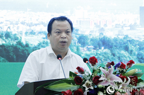 上思县县长覃森介绍上思县新型城镇化和扶贫工作情况人民网上思5月25