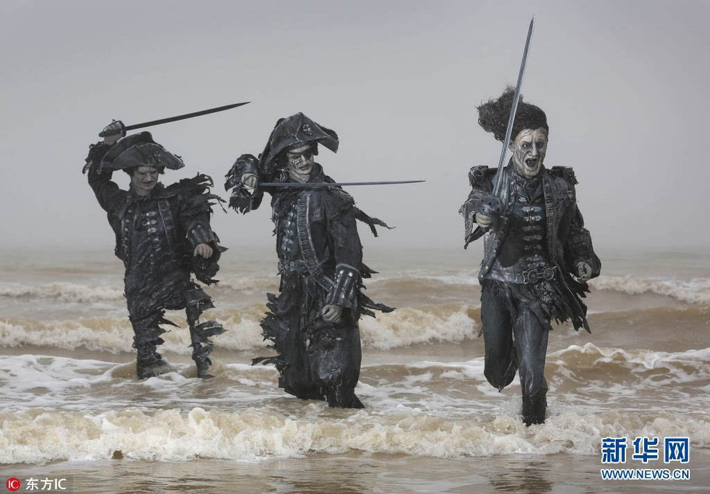 加勒比海盗惊现英国海滩挥刀弄剑好惊悚组图