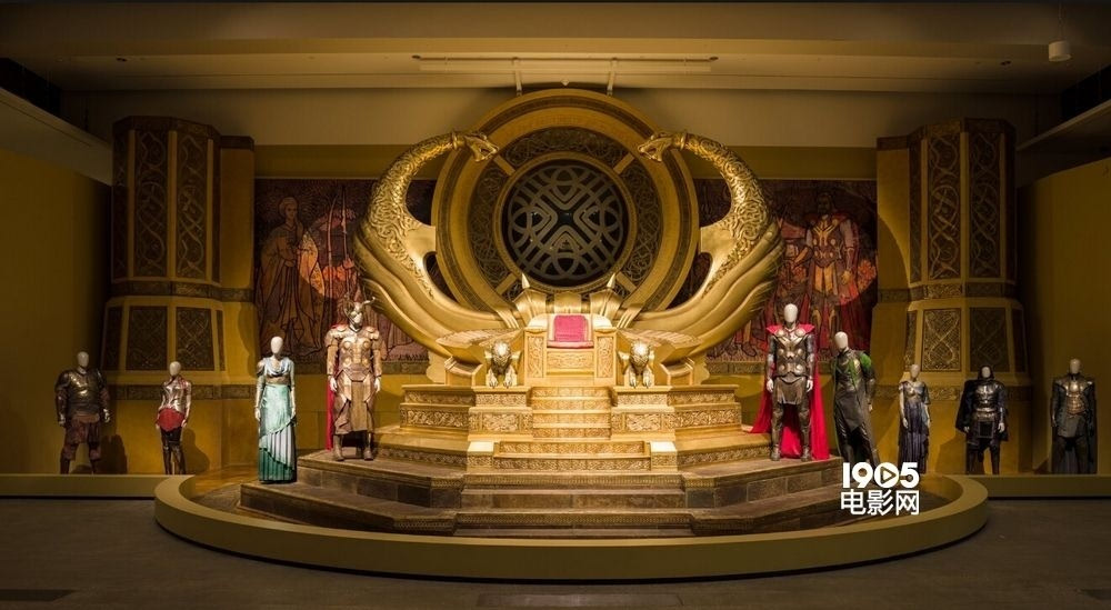 《雷神3》展览 金色王座华丽奢侈怪兽骨架床可怖