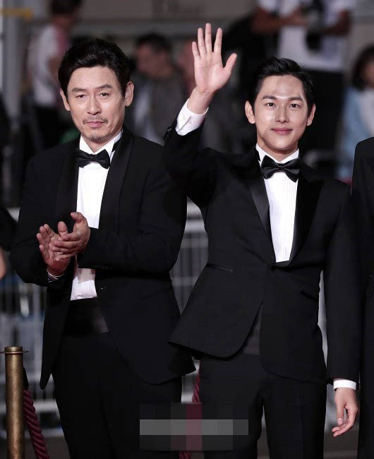 不汗党薛景求领衔亮相戛纳红毯任时完心情大好pose不断组图