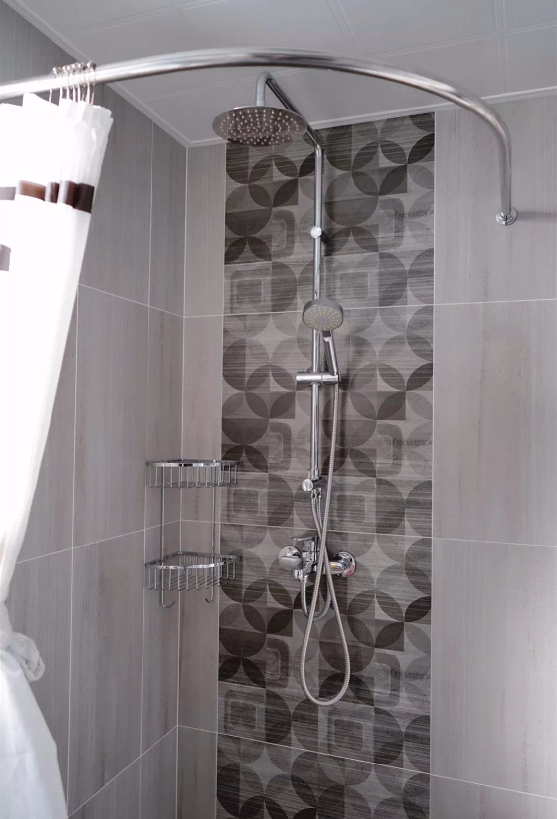 花砖卫生间的地面上贴花砖,可以装出"低头是复古,抬头是时尚"的效果