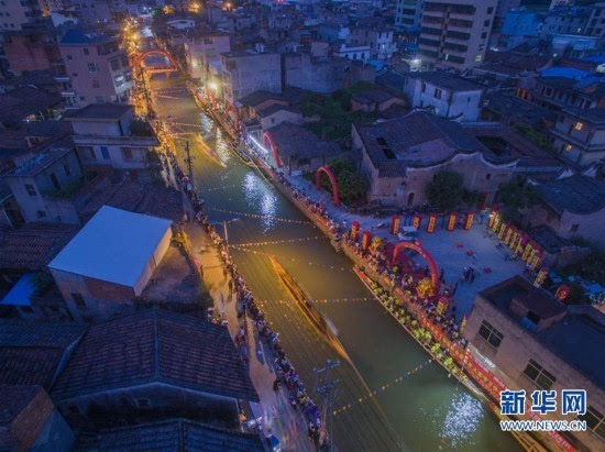 福建省长乐市江田镇三溪村独特的夜渡龙舟景观(2017年5月27日摄.