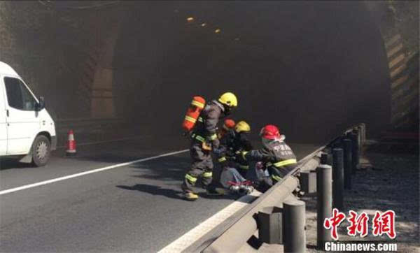 岭隧道浓烟滚滚,高速交警在接警后,火速赶到现场疏散人群,救援工作马