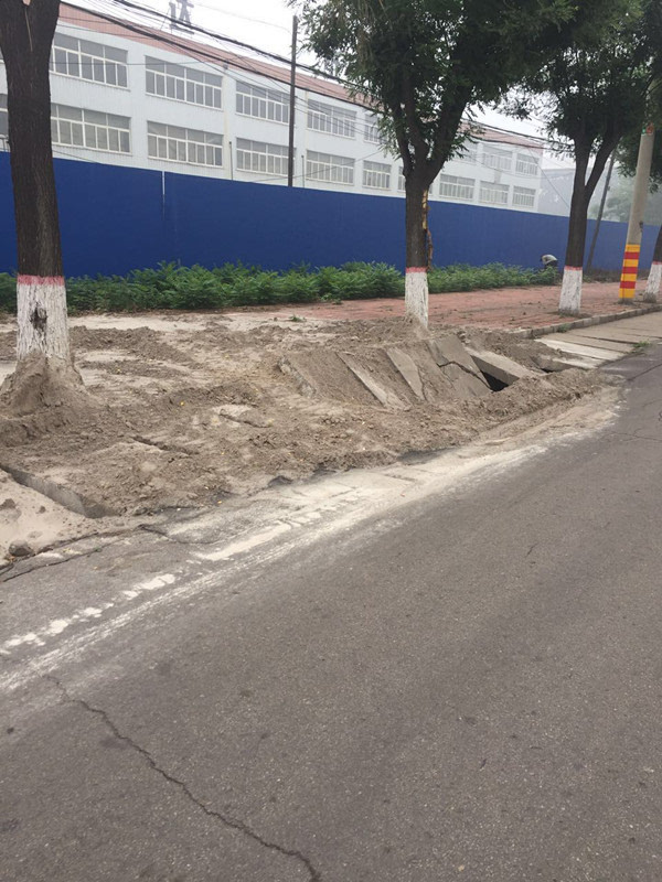 注意平青乐线一排水沟盖板损毁严重亟待修缮