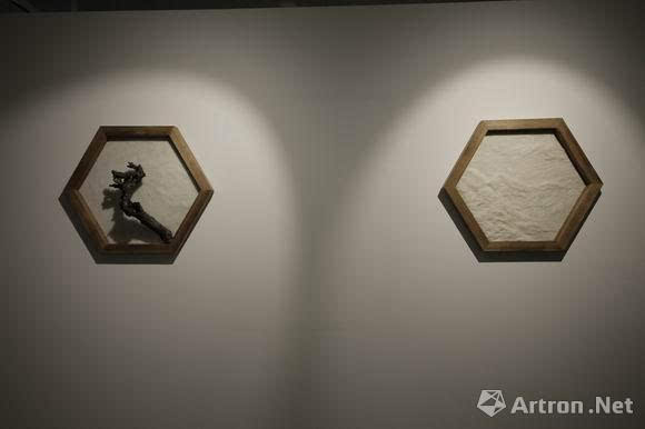 大学戴耘教授与作品在展览现场参展艺术家王雷与作品在展览现场郅敏