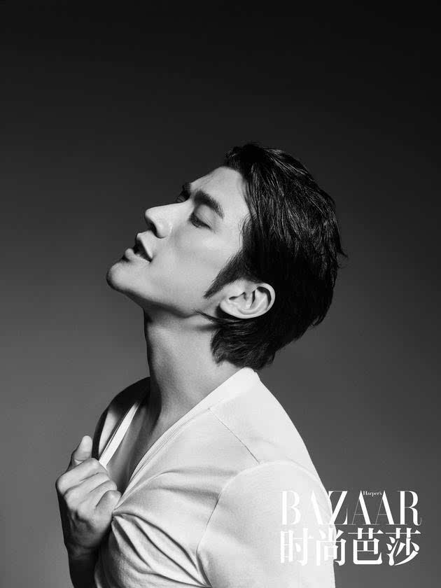 李治廷型酷写真曝光 完美身材大玩"眼神杀"