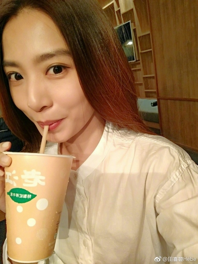 hebe田馥甄俏皮自拍香蕉当电话很美很萌