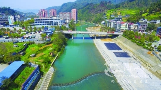"来自保靖县的老板彭军说,现今人们的生活水平提高了,旅游已成为一种