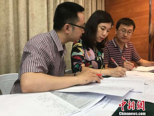 刘婷 摄对于此次ai-maths的表现,作为阅卷老师的成都七中教师祁祖海