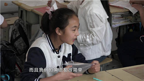 变形计小芳校园生活遇挑战城市少年打工之路坎坷