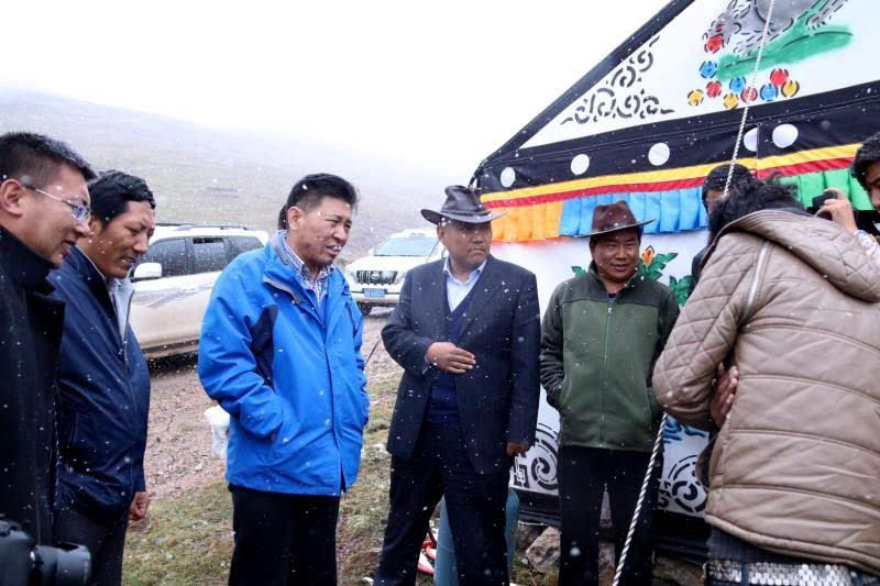 县委政法委书记更却代丁,县委常委,县委宣传部部长索南扎西,副县长,县