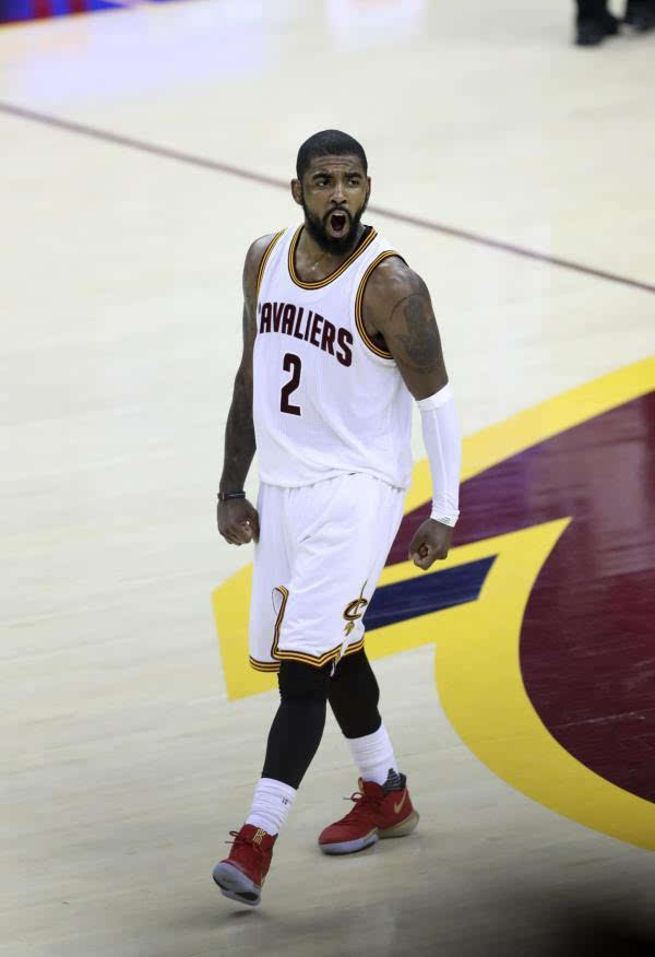 6月9日,骑士队球员欧文庆祝得分.