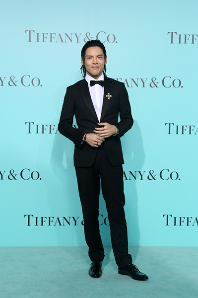 著名影星向佐佩戴tiffany & co.