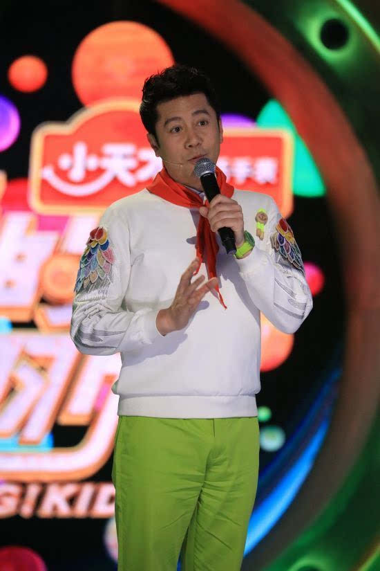 《歌声的翅膀》现钢琴十级盲童女孩 蔡国庆送导盲犬