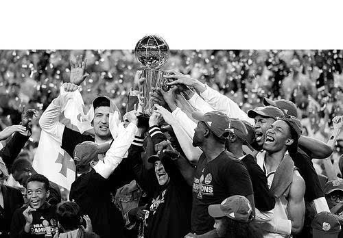 2017年nba总冠军颁奖,勇士全队高举奖杯.图片来源:东方ic