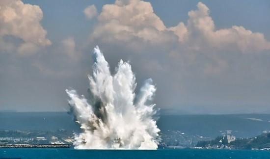 震撼二战时期水雷被引爆掀起30米高巨浪图