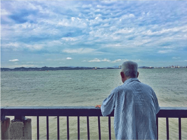 19岁男孩捐献眼角膜,80岁老人替他去看海