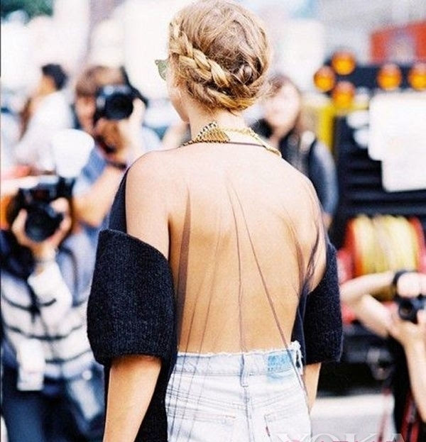 全露式露背装想露出整片蝴蝶骨的姑娘,飘逸的细带着可以增添不少动