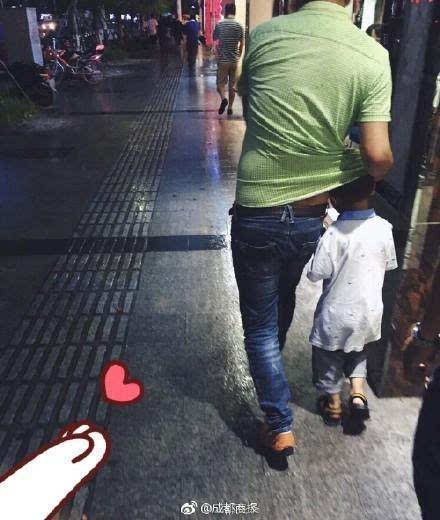 暴雨中为孩子挡雨 父爱深沉化作雨伞为孩子遮风挡雨暖哭网友