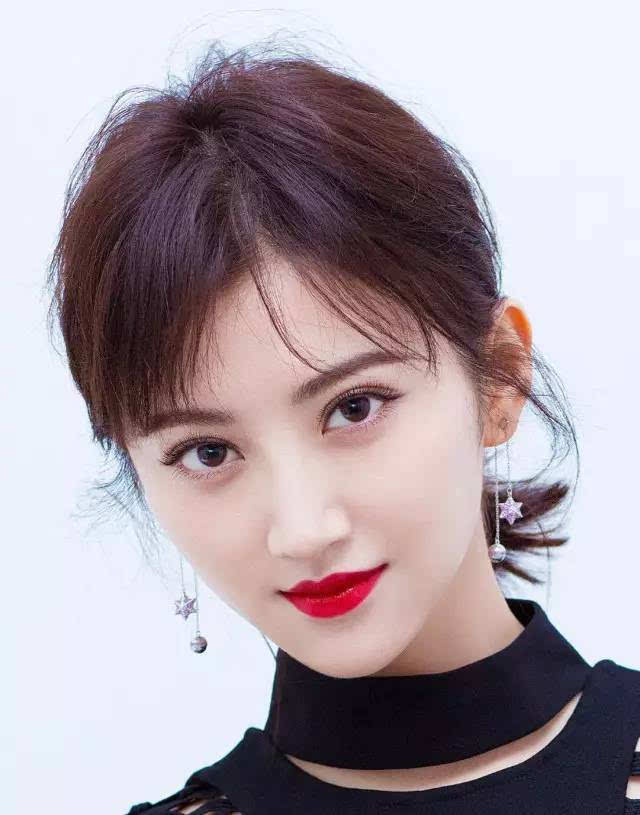 赵丽颖真是赶不上潮流为啥永远爱不起红唇