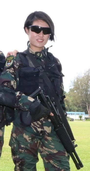 就报名参了军,先是在武警猎鹰突击队服役,后被选调进驻港女子特战排