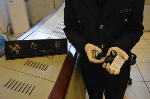 上海海关发现了一票从浙江发往澳大利亚的快件具有较高风险,经x光机机