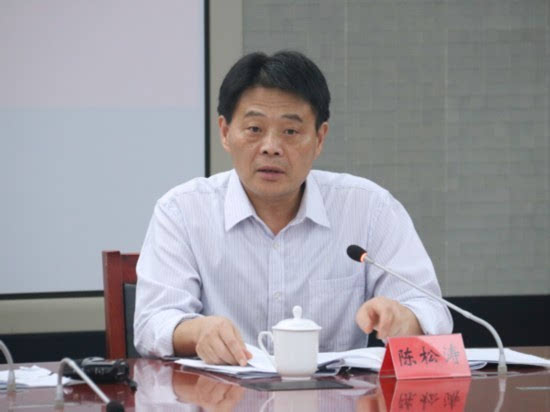 图为陈松涛调研员在发布会上回答记者提问图为记者在发布会现场进行