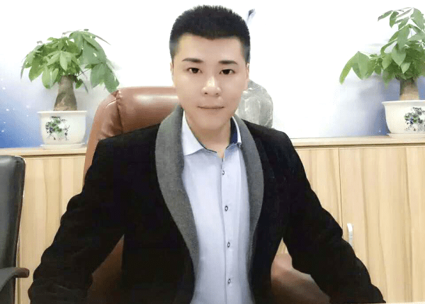 中心董事长王建闯全权负责,同时担任《六月的雪》影片的总策划,总导演