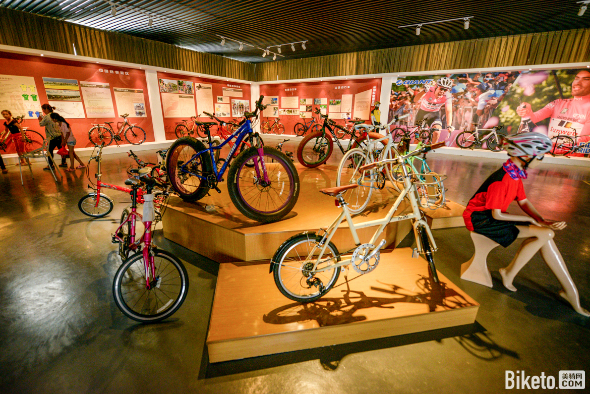 自行车主题馆内不仅有老古董单车,还有各式各样的新式单车.