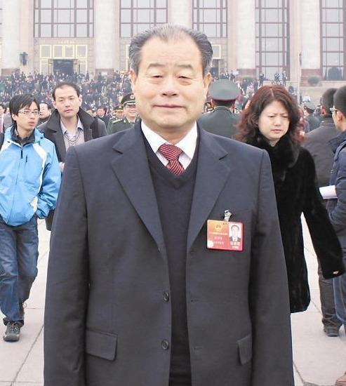 目前,信发集团已由张学信之子张刚接班.