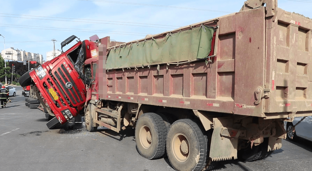 大连发生严重车祸!油罐车和大货车相撞