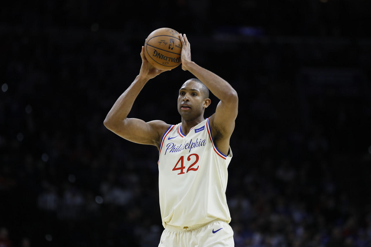 直播吧7月4日讯 76人内线霍福德今日接受了采访,他表示愿意为了球队