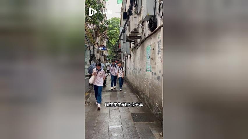 那些年，开学第一天，你们聊玩具、游戏机还是AI机器人？