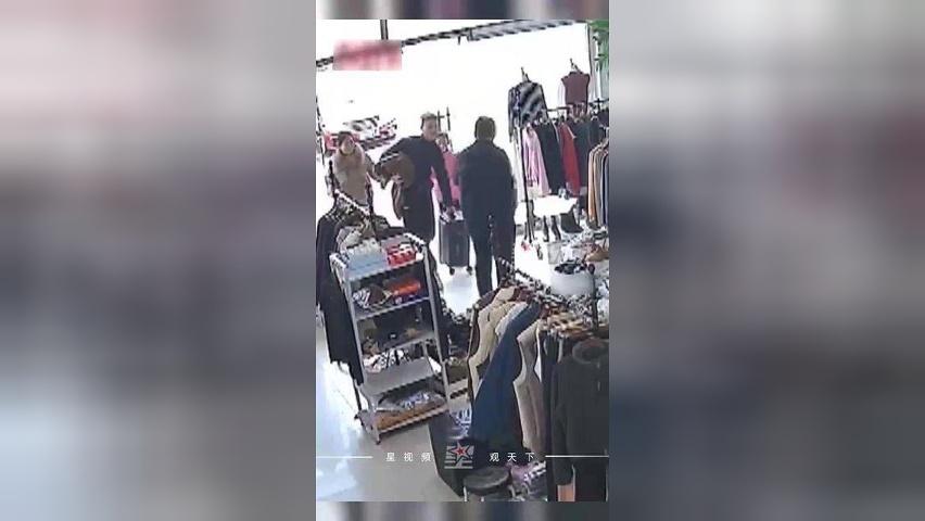 小伙借用服装店试衣间，出门时一身军装惊艳老板：很震撼