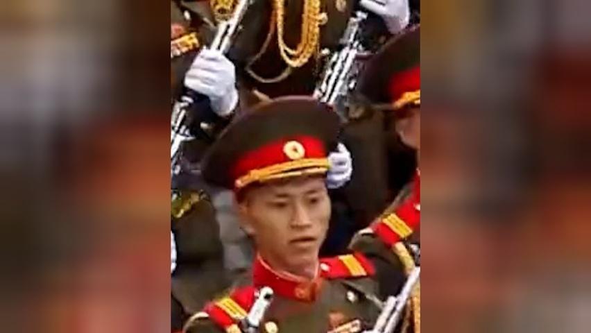 齐声高喊“乌拉”！ 俄罗斯红场阅兵徒步方队亮相 朝鲜军人手持钢枪接受检阅