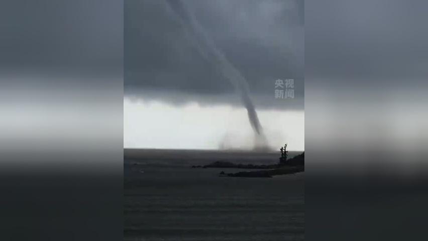 广东海面出现“双龙吸水”奇观：水柱连接云端与海面 十分壮观