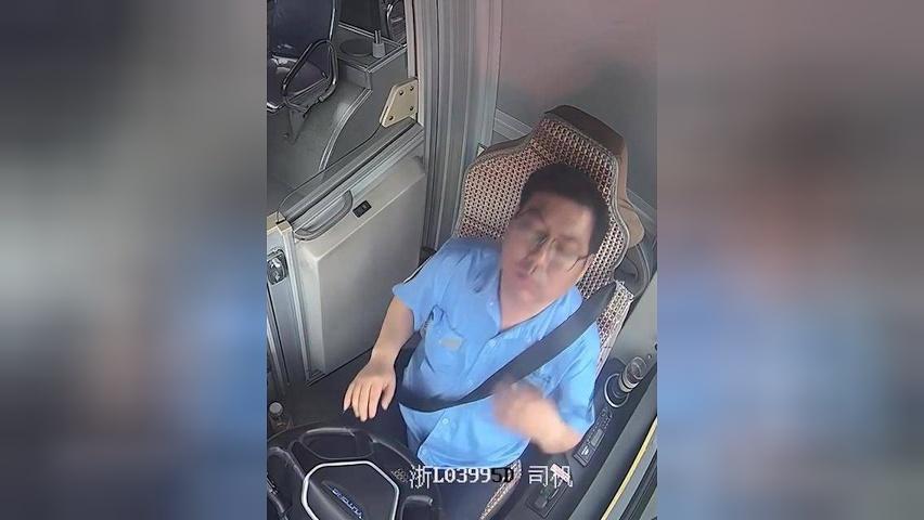 生命最后时刻，他两次拼尽全力踩下刹车， 守护了车上12位乘客的安全。致敬周俞，一路走好！