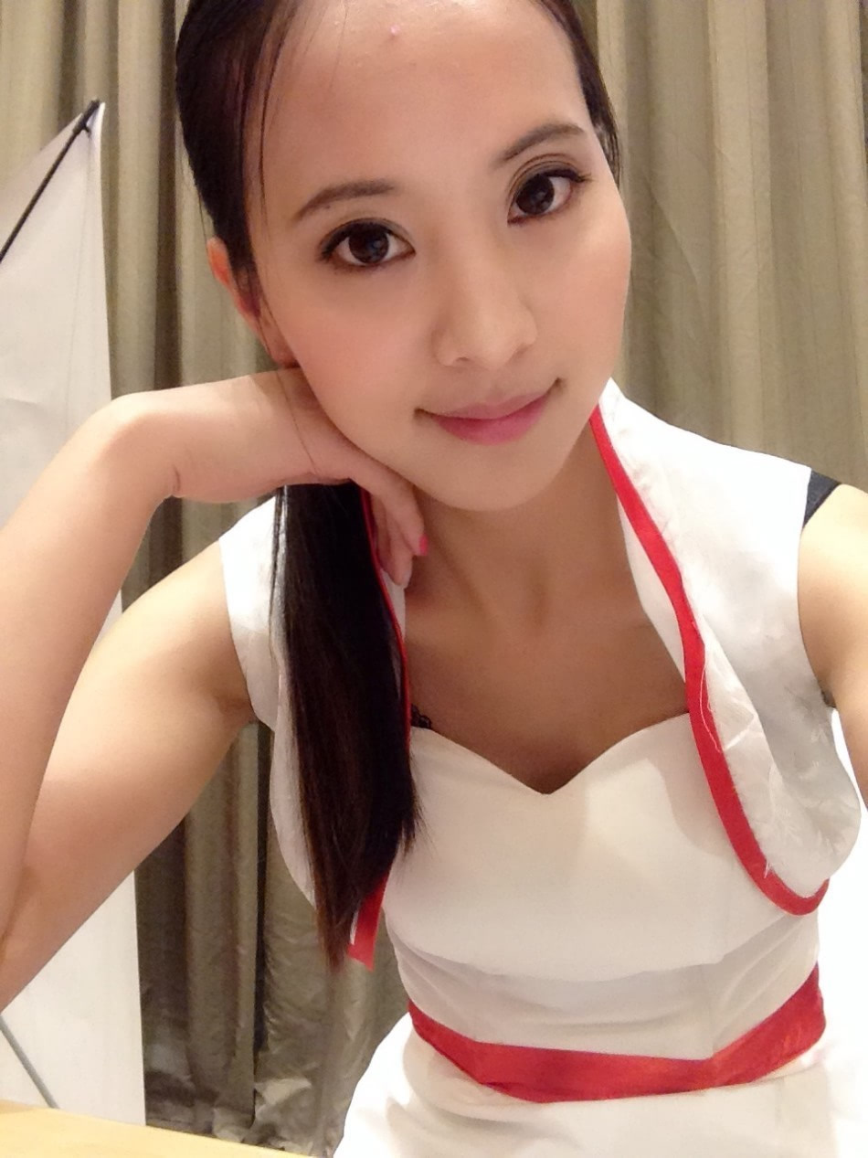 广厦90后美女新闻官美艳曝光 制服写真上演长腿诱惑